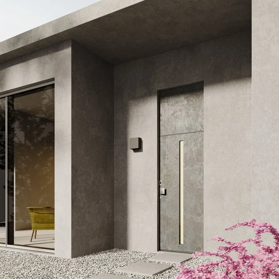 Moderne Haustür in einer klar gestalteten Betonfassade